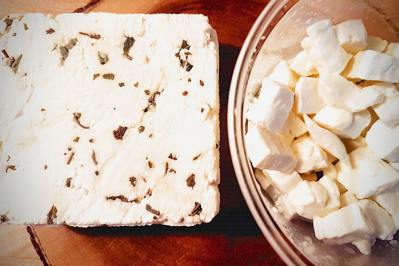 Cheddar pressé à la sauge et fromage en grains